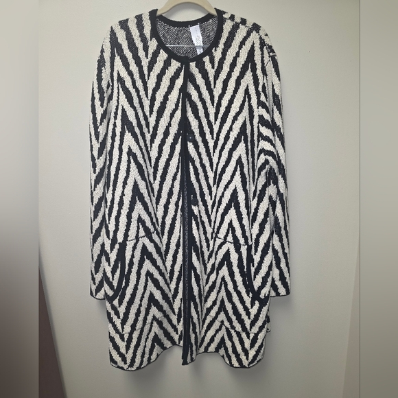 Wynne Collection Sweaters - Elegant Black and White Zigzag Cardigan
